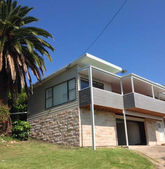 Sandstone veneer rock-faced in a stretcher-bond pattern by Sydney Stone. Northern beaches.